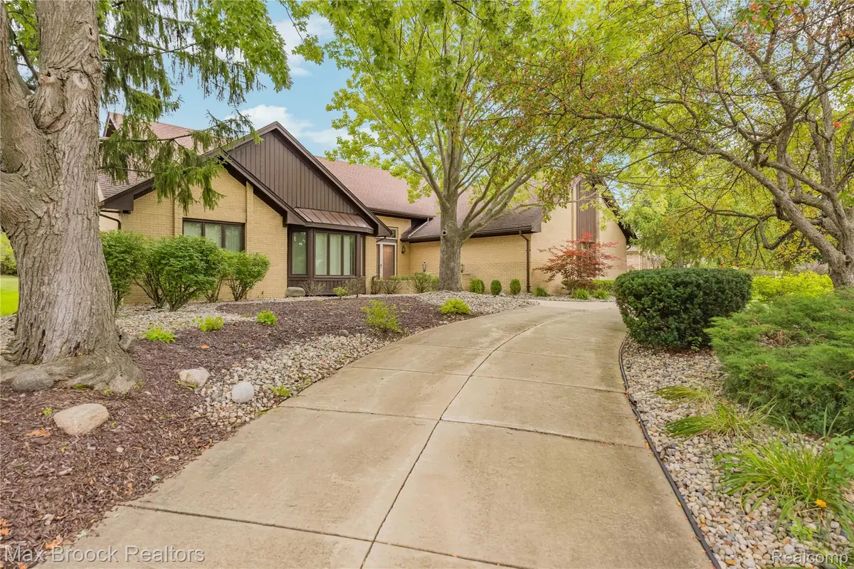 4418 Pinehurst DR, West Bloomfield, MI 48322 - #1