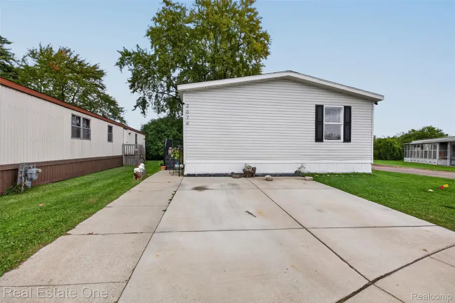 2074 Kevin DR, Troy, MI 48083 - #2
