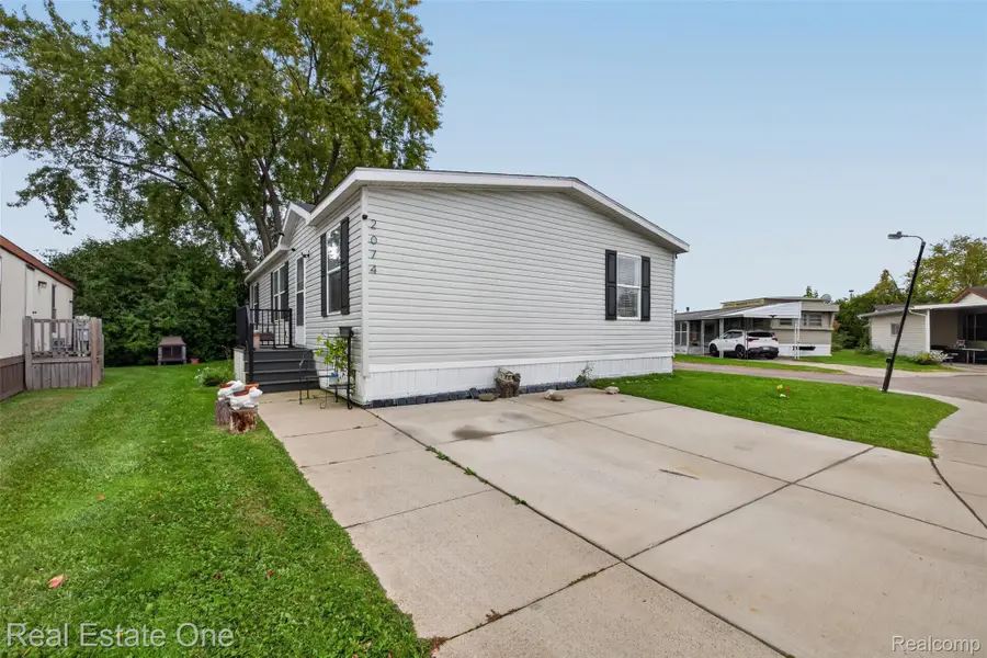 2074 Kevin DR, Troy, MI 48083 - #3