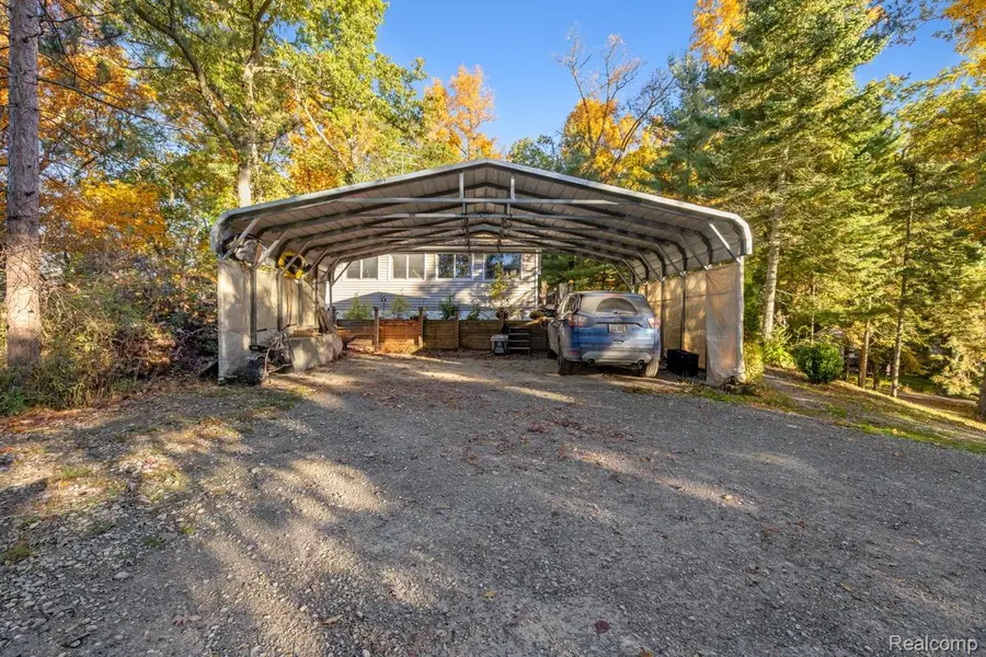 5718 Joslin Lake DR, Gregory, MI 48137 - #3