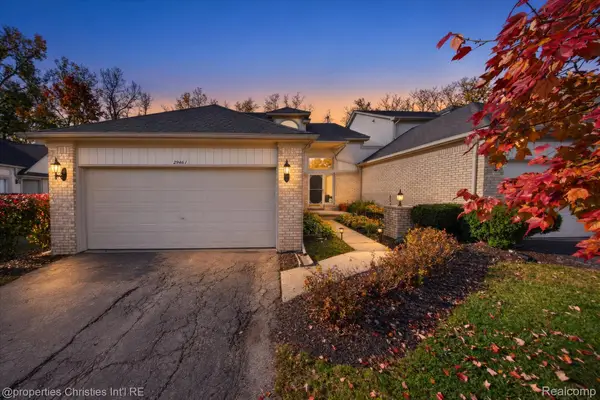 29461 Cove Creek LN, FarmingtonHills, MI 48334
