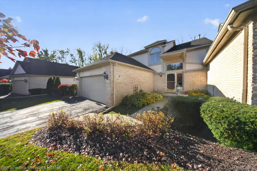 29461 Cove Creek LN, Farmington Hills, MI 48334 - #3