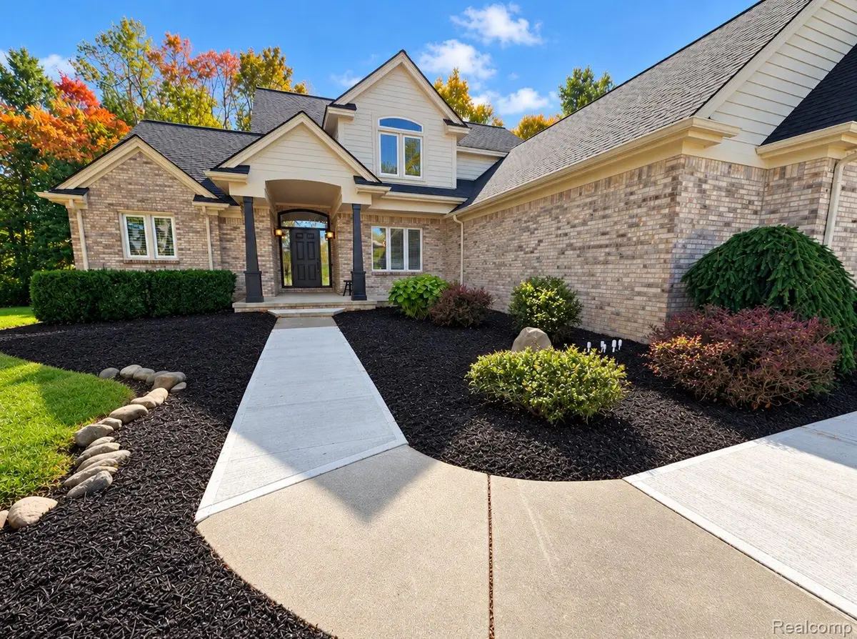 8149 Carpathian DR, White Lake, MI 48386 - #1