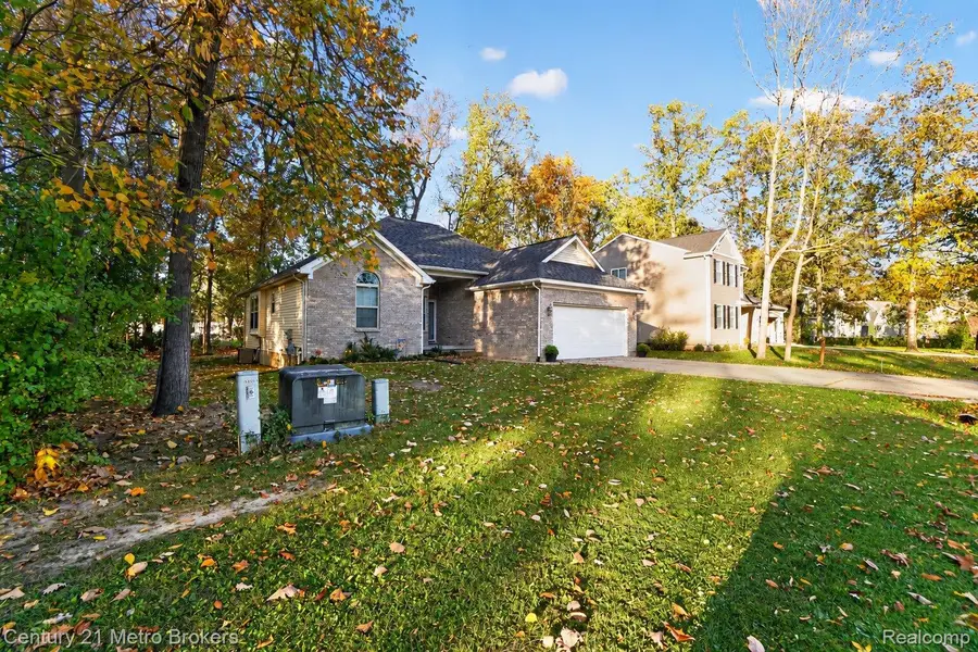 4363 Spring Meadows CT, Burton, MI 48519 - #2