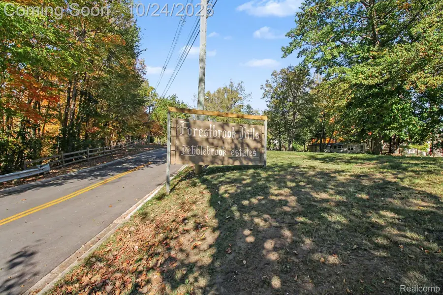 28632 Herndonwood DR, Farmington Hills, MI 48334 - #2