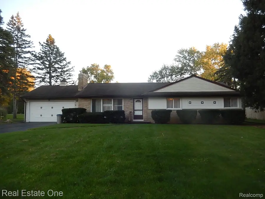 1092 Woodworth DR, Grand Blanc, MI 48439 - #2