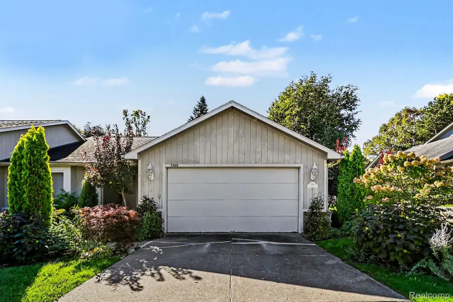 5566 Hickory CIR, Flushing, MI 48433 - #2