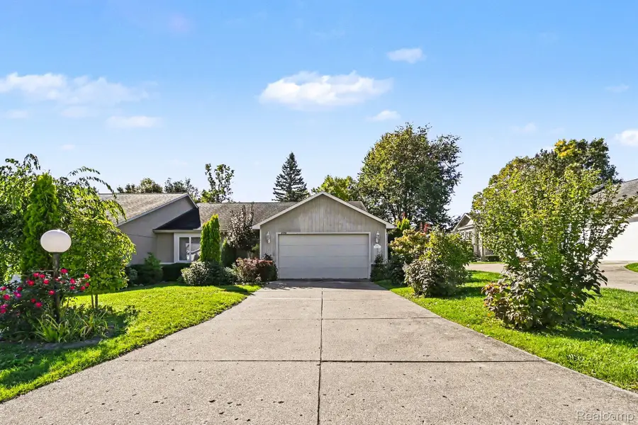 5566 Hickory CIR, Flushing, MI 48433 - #3