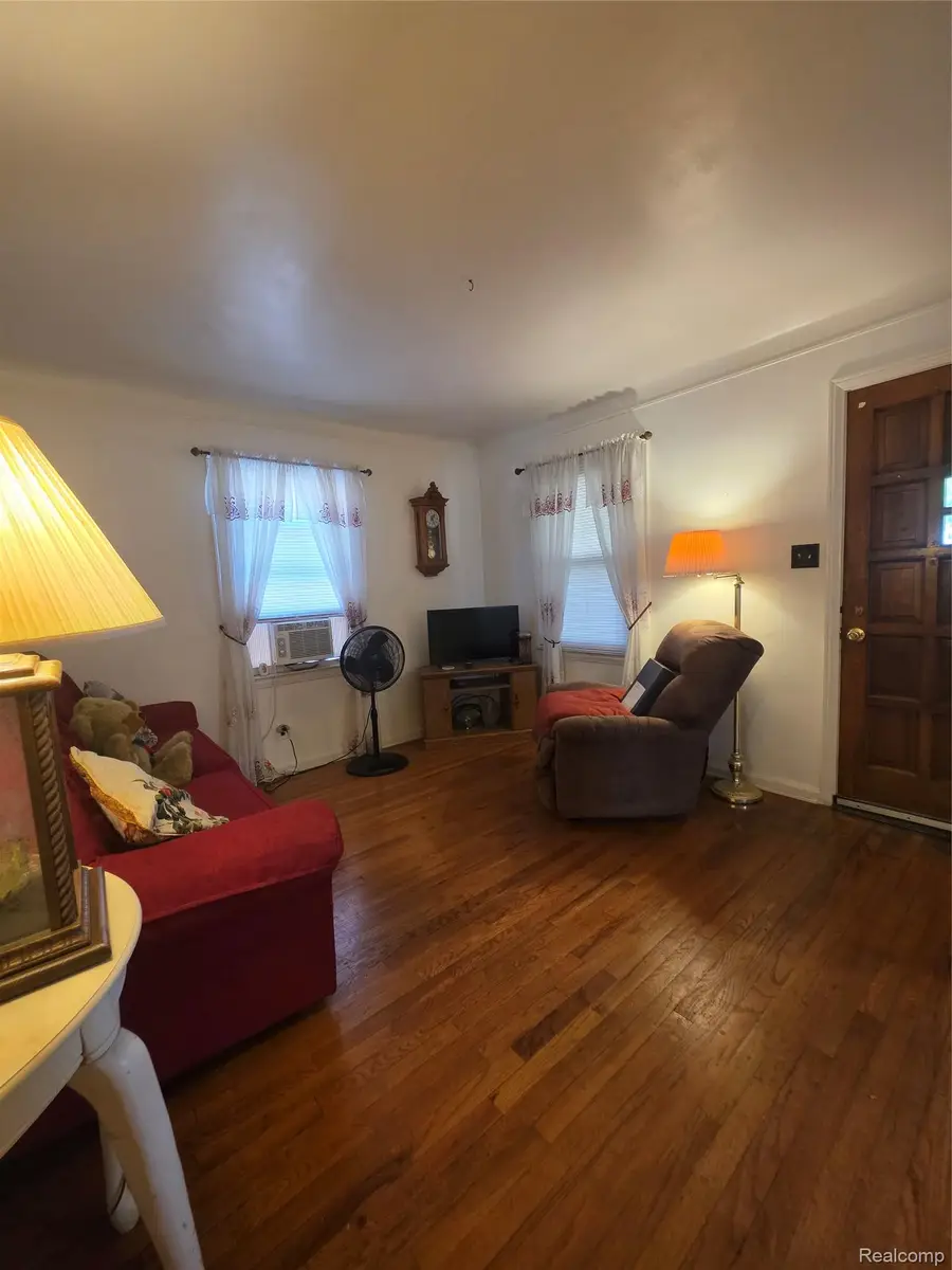 19692 Roscommon ST, Harper Woods, MI 48225 - #3