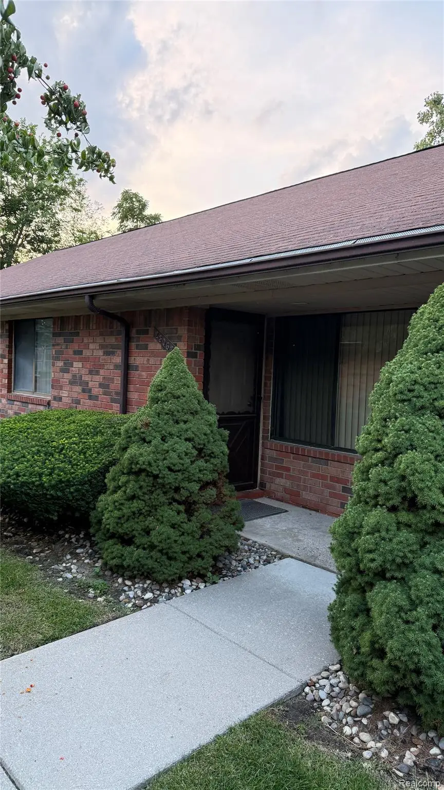 23062 Harrington ST, Clinton Township, MI 48036 - #2