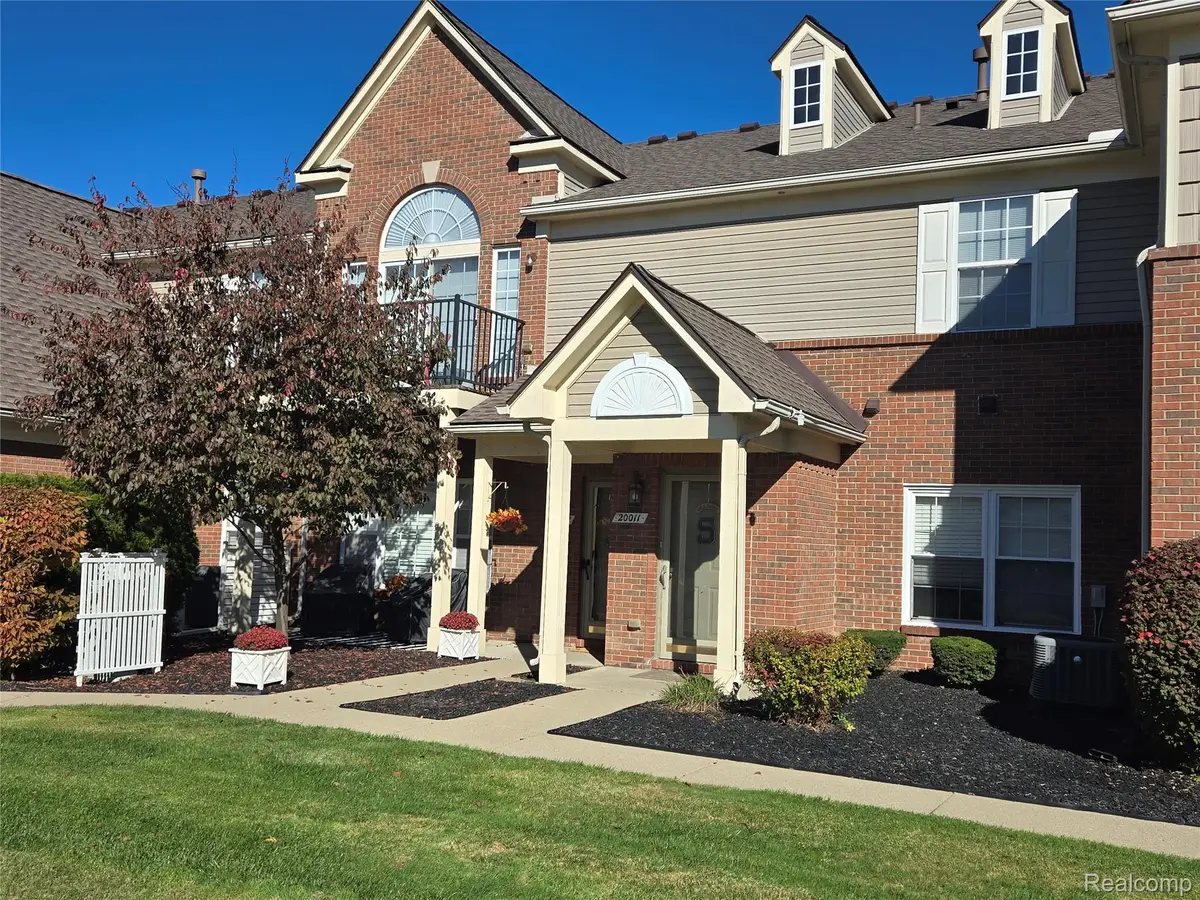 20011 Hidden Oaks DR, Trenton, MI 48183 - #1