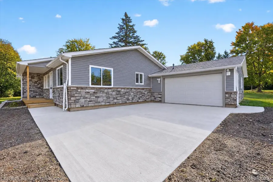 3035 Ponemah DR, Fenton, MI 48430 - #2