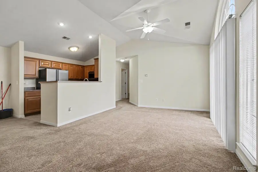27337 Hidden Oaks DR, Trenton, MI 48183 - #3