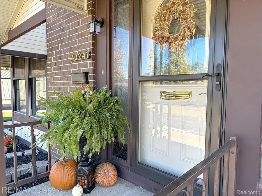 40241 Newport DR, Plymouth, MI 48170 - #2