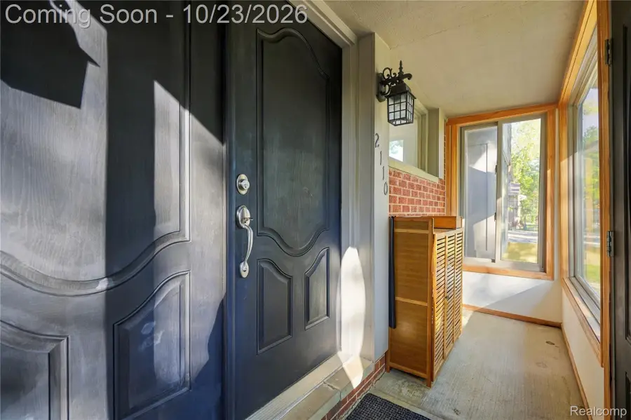 2110 Langham DR, West Bloomfield, MI 48323 - #2