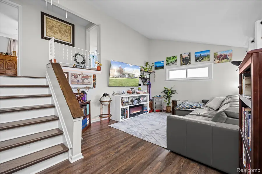 8347 Perrin AVE, Westland, MI 48185 - #3