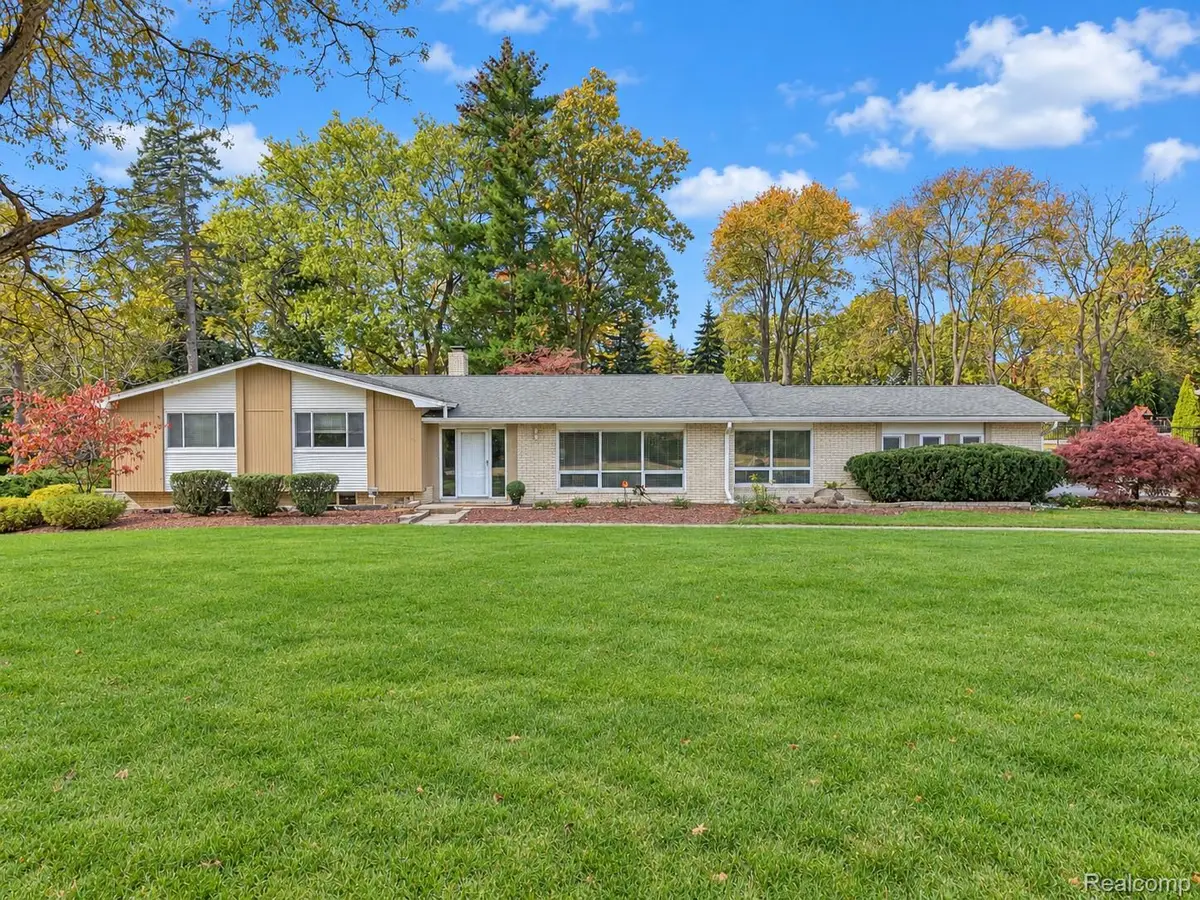 6872 E Knollwood CIR, West Bloomfield, MI 48322 - #1