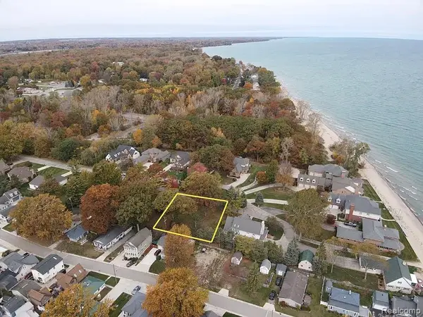 2995 Sandy Oaks LN, FortGratiot, MI 48059
