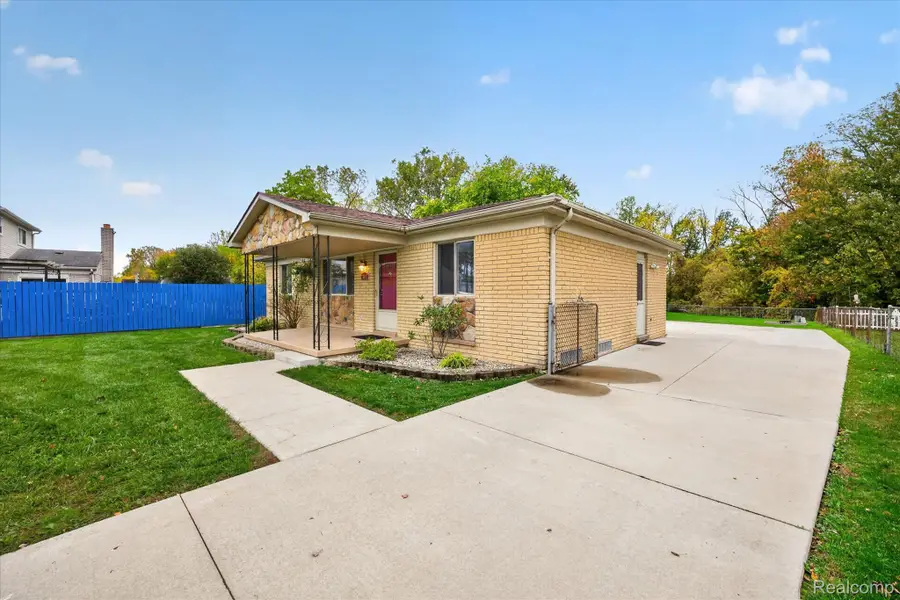 26402 Willow CV, Woodhaven, MI 48183 - #2
