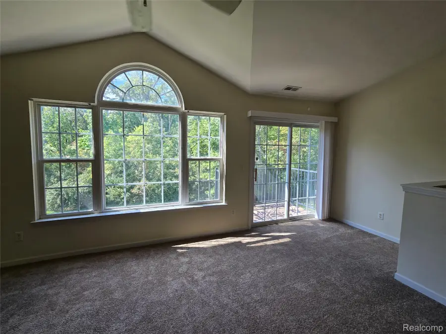 27248 Hidden Oaks DR, Trenton, MI 48183 - #2