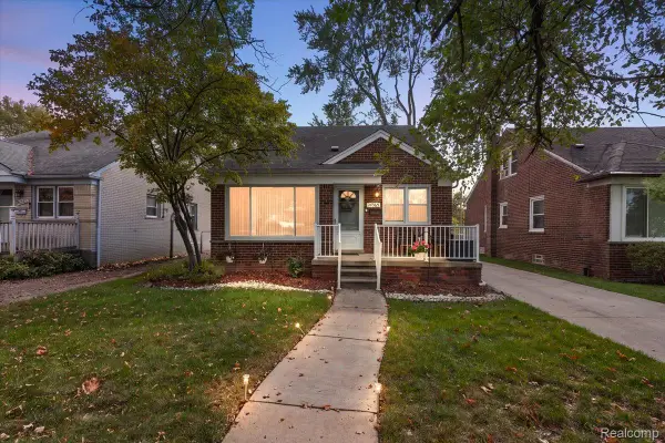 24365 Elmira, Redford, MI 48239
