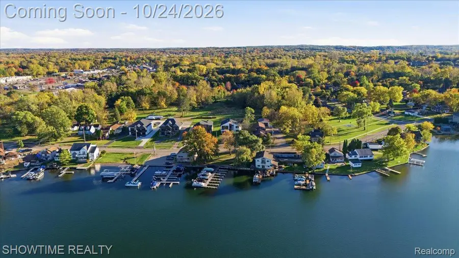 2105 S Long Lake RD, Fenton, MI 48430 - #2