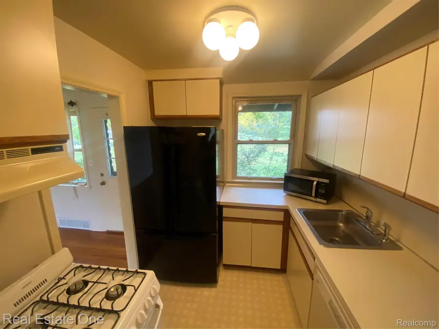 2274 Parkwood AVE, Ann Arbor, MI 48104 - #3