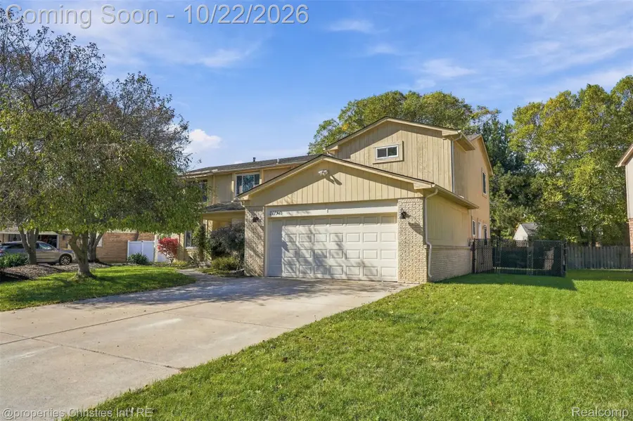 37741 Hollyhead DR, Farmington Hills, MI 48331 - #2