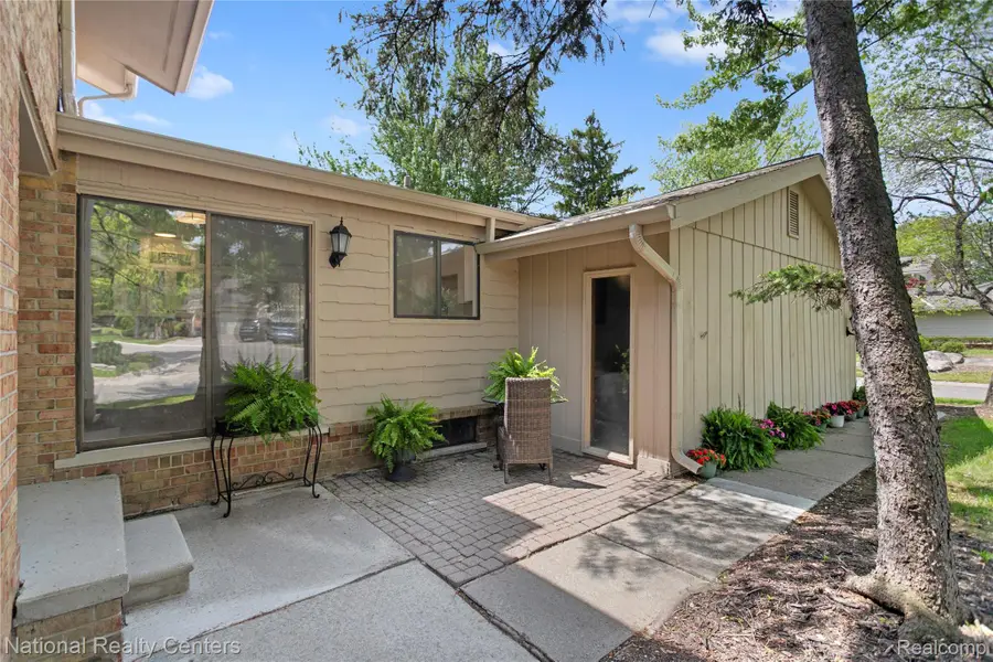 7103 Pebble Park DR, West Bloomfield, MI 48322 - #2