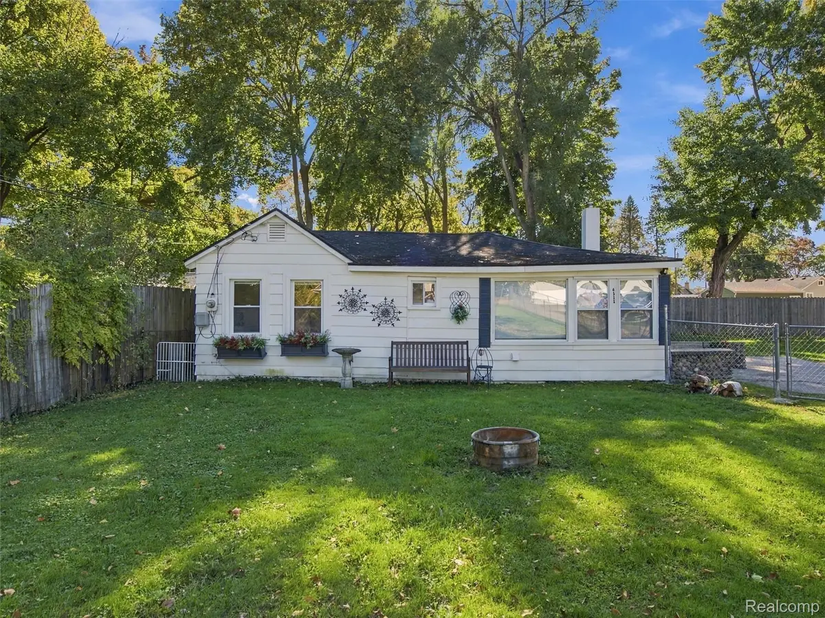 6511 Crest DR, Waterford, MI 48329 - #1