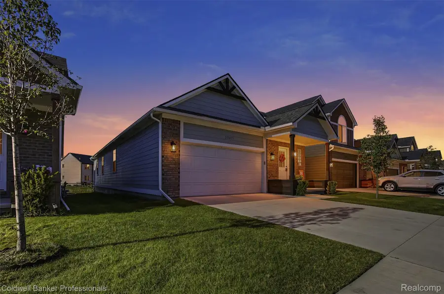 27627 Maryjane LN E, Chesterfield, MI 48047 - #2