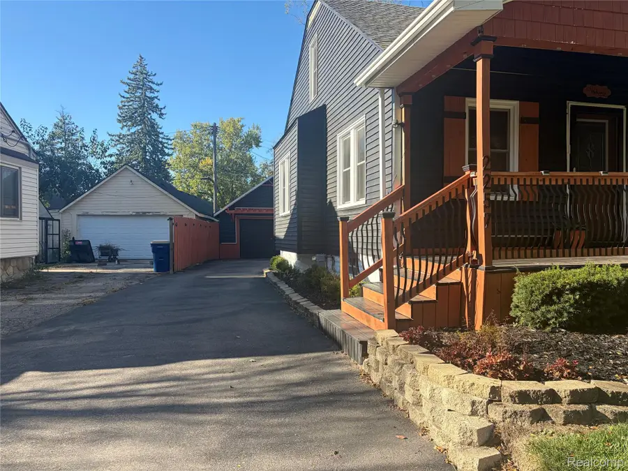 2257 Rosemary AVE, Waterford, MI 48328 - #2