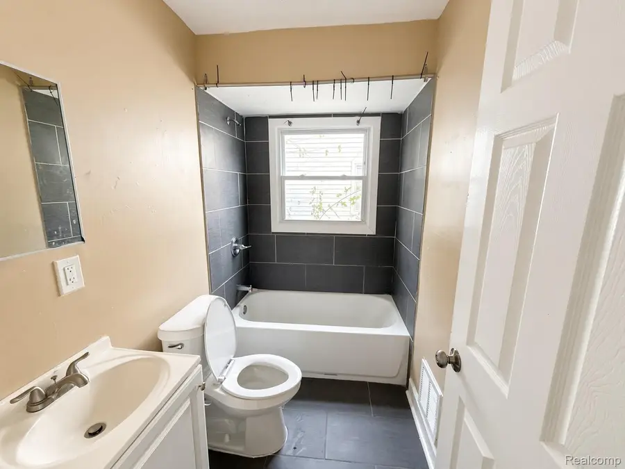 9355 Pierson ST, Detroit, MI 48228 - #3