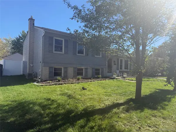 50436 Spruce DR, Chesterfield, MI 48047