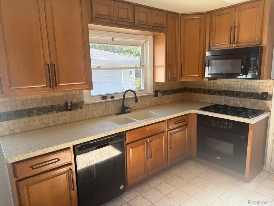 50436 Spruce DR, Chesterfield, MI 48047 - #3