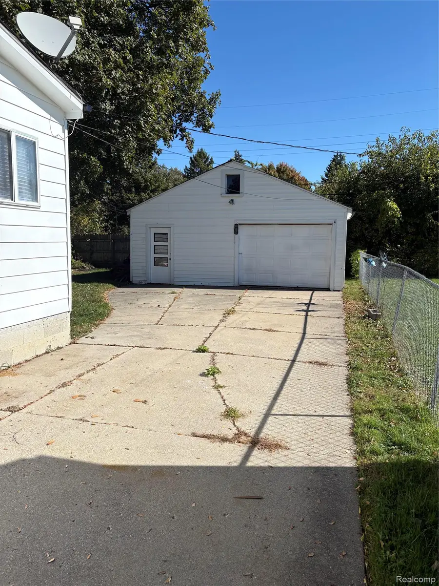 26360 Oakland ST, Roseville, MI 48066 - #2