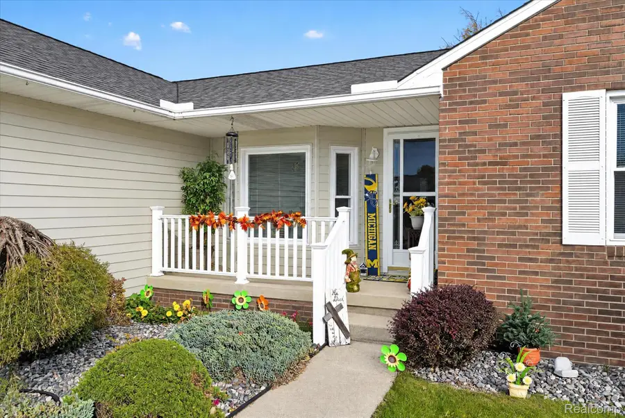 7482 Country Meadow DR, Swartz Creek, MI 48473 - #3