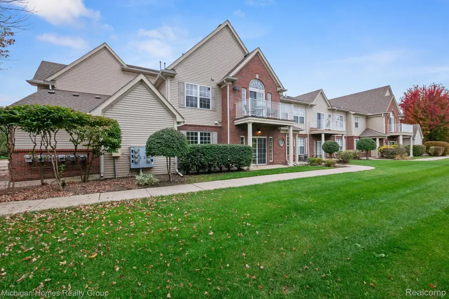 8592 Heywood CIR, Sterling Heights, MI 48312 - #2