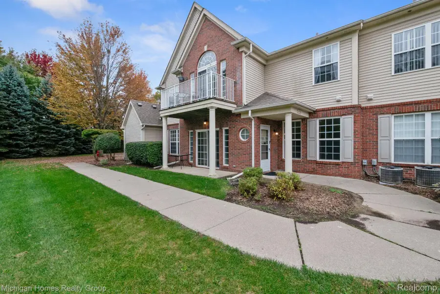 8592 Heywood CIR, Sterling Heights, MI 48312 - #3