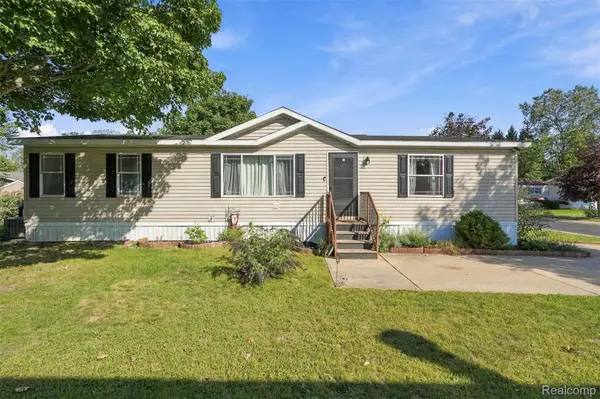28034 Charlemagne, Romulus, MI 48174