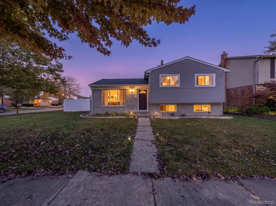 22490 Huntington CT, Woodhaven, MI 48183 - #2