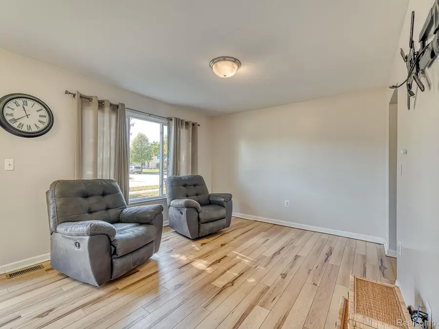 22490 Huntington CT, Woodhaven, MI 48183 - #3