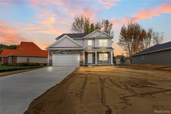 6072 Woodridge LN, GrandBlanc, MI 48439