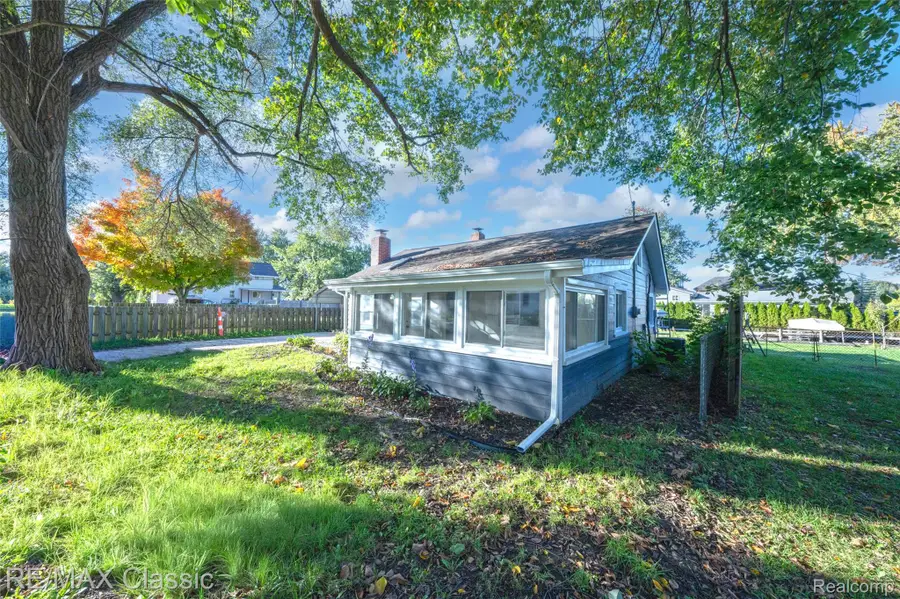 1220 S Cass Lake RD, Waterford, MI 48328 - #3