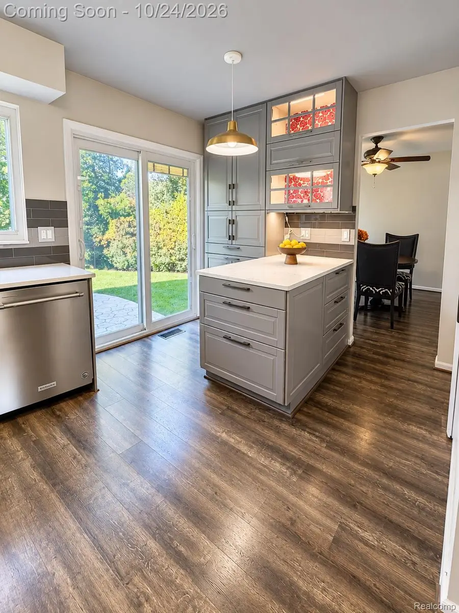 28211 Yorktown RD, Farmington Hills, MI 48331 - #3
