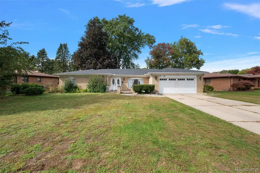 47683 Westlake DR, Shelby, MI 48315 - #2