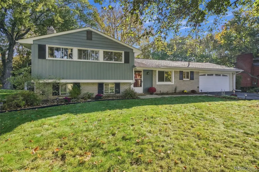 32305 Chesterbrook ST, Farmington Hills, MI 48334 - #2