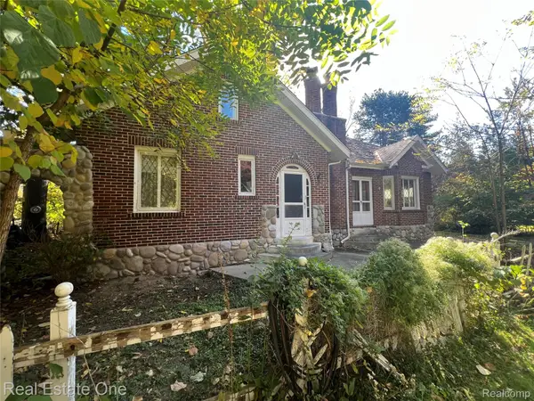 2334 Silver Lake Rd RD, Waterford, MI 48328