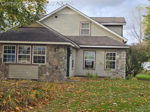 7023 Groveland RD, Holly, MI 48442