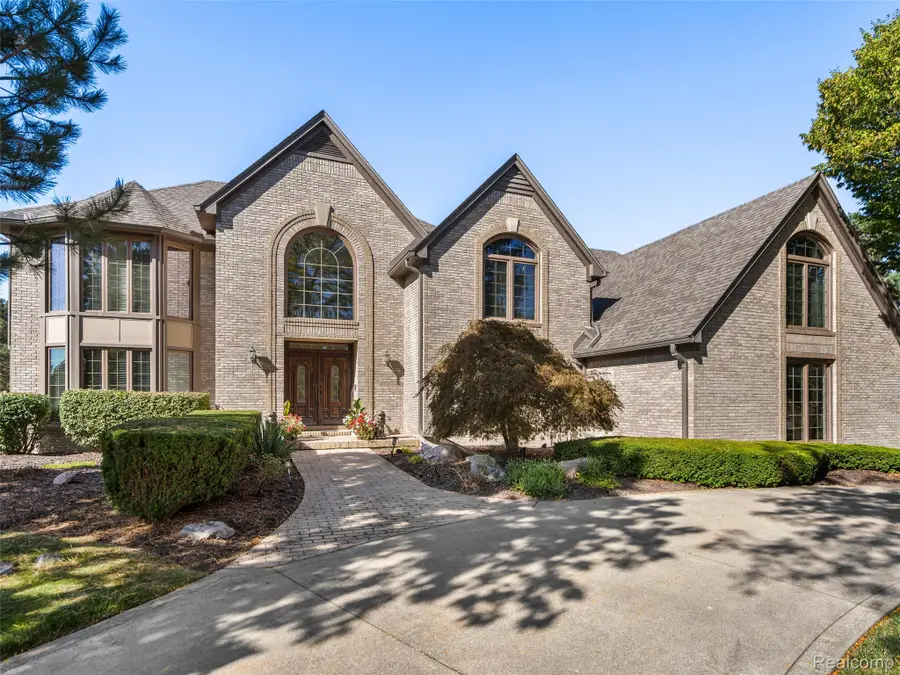 5724 Murfield DR, Rochester, MI 48306 - #2